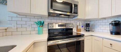 Køleskab, mikrobølgeovn, ovn, kogeplade