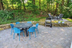 Outdoor dining - Fair Winds | Twin Charmer Walk to Downtown Mystic! (Mystic)