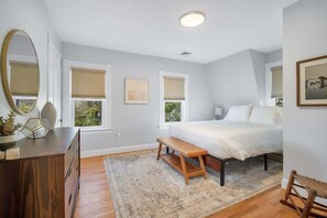 2 bedrooms, iron/ironing board, travel crib, WiFi - Fair Winds | Twin Charmer Walk to Downtown Mystic! (Mystic)