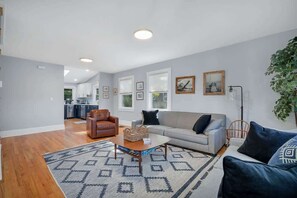 Fernseher, Bücher, Arbeitsbereiche, Computerbildschirme