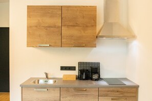 Kühlschrank, Mikrowelle, Wasserkocher mit Kaffee-/Teezubehör, Hochstuhl