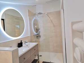 Dusche, Haartrockner, Handtücher
