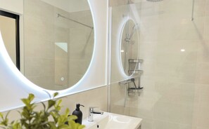 Dusche, Haartrockner, Handtücher