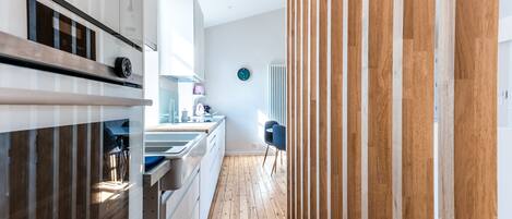 Kühlschrank, Mikrowelle, Ofen, Herdplatte