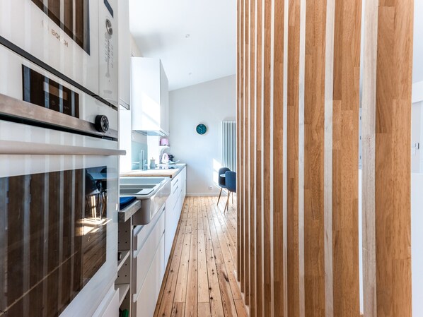 Kühlschrank, Mikrowelle, Ofen, Herdplatte