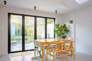 บ้านพักเบสิก, หลายเตียง | ครัวส่วนตัว | ตู้เย็น, ไมโครเวฟ, เตาอบ, เตาประกอบอาหาร