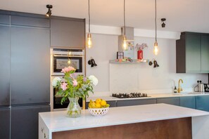 Casa básica, varias camas | Cocina privada | Refrigerador, microondas, horno y parrilla de estufa 