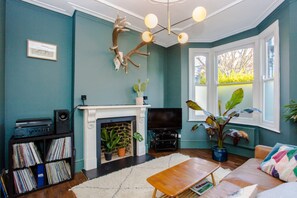 Casa básica, varias camas | Sala de estar | Televisión 