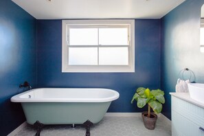 Basic House, Multiple Beds | Bathroom | Towels, soap, shampoo, toilet paper