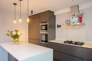 บ้านพักเบสิก, หลายเตียง | ครัวส่วนตัว | ตู้เย็น, ไมโครเวฟ, เตาอบ, เตาประกอบอาหาร