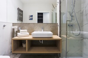 Standard-Studiosuite | Badezimmer | Dusche, Handtücher