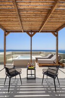 Ropa de cama hipoalergénica y caja de seguridad en la habitación 