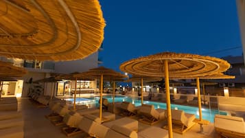 Seasonal outdoor pool, free cabanas, pool umbrellas
