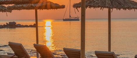 Plage privée à proximité, cabines gratuites, chaises longues, parasols