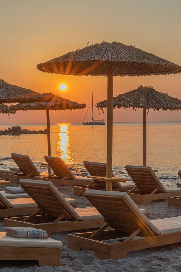 Plage privée à proximité, cabines gratuites, chaises longues, parasols