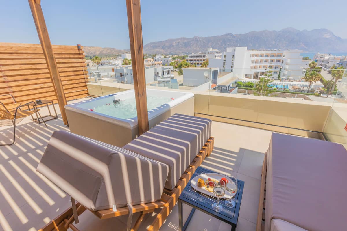 Suite, vista mare (Penthouse) | 1 camera, biancheria da letto ipoallergenica, una cassaforte in camera