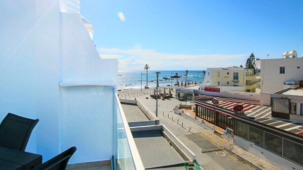 A balcony with a view of the beach and ocean. - Phaedrus Living: Seaside Residence Lighthouse 70 (Paphos)