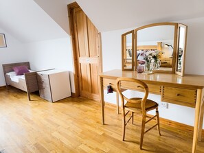 4 bedrooms, iron/ironing board, free WiFi, bed sheets