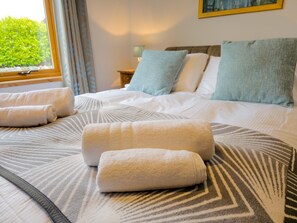 4 bedrooms, desk, iron/ironing board, free WiFi