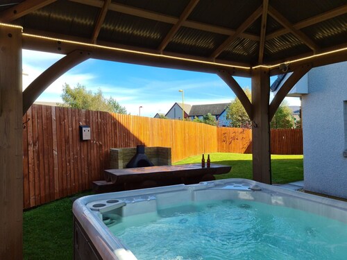 Eagle Lodge - Aviemore hot tub lodge