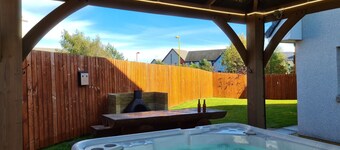 Eagle Lodge - Aviemore hot tub lodge