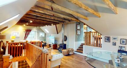 The Maltings - Highland lodge with hot tub and summer house