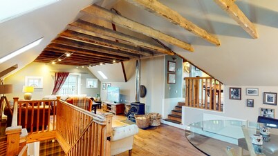 The Maltings - Highland lodge with hot tub and summer house