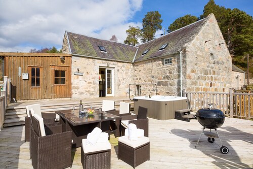 The Maltings - Highland lodge with hot tub and summer house