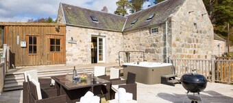 The Maltings - Highland lodge with hot tub and summer house