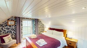 4 bedrooms, desk, iron/ironing board, free WiFi - The Maltings - Highland lodge with hot tub and summer house (Nethy Bridge)