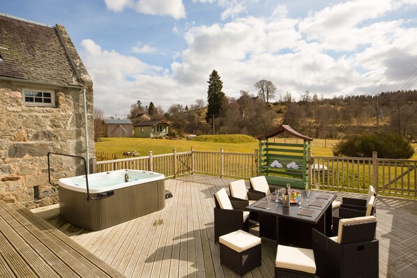 Outdoor dining - The Maltings - Highland lodge with hot tub and summer house (Nethy Bridge)