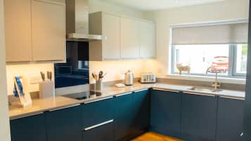 Een koelkast, een microgolfoven, een oven, een vaatwasser