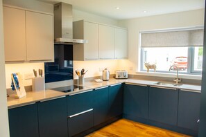 Fridge, microwave, oven, dishwasher - 31 Caledonia Place - stylish Aviemore home (Aviemore)
