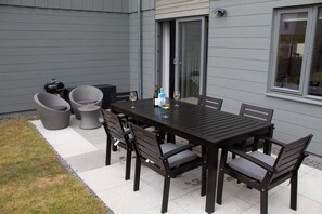 Outdoor dining - 31 Caledonia Place - stylish Aviemore home (Aviemore)