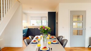 Dining - 31 Caledonia Place - stylish Aviemore home (Aviemore)