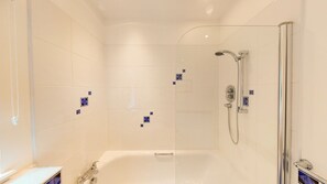 Badekar, hårtørrer, håndklæder, Toiletpapir