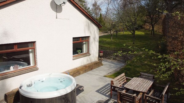 Terrace/patio - Druim an Lochain Cottage - farmstay in The Cairngorms (Feshie Bridge)