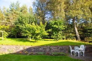 Outdoor dining - Druim an Lochain Cottage - farmstay in The Cairngorms (Feshie Bridge)