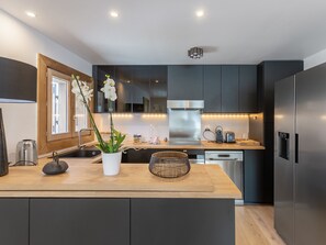 Kühlschrank, Mikrowelle, Ofen, Geschirrspüler