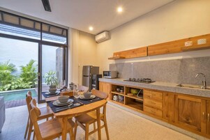 Placa de cocina, tostadora, licuadora, utensilios de cocina