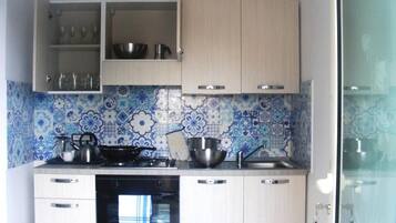 Frigorifero, microonde, forno, piano cottura