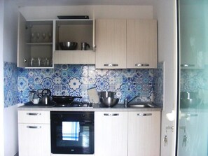 ثلاجة، ميكروويف، فرن، موقد طهي مسطح