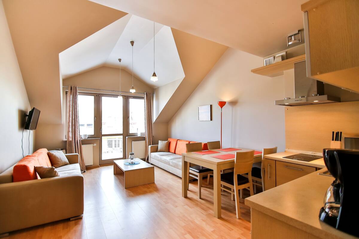Eine moderne Wohnung mit Essbereich, Küche und Wohnzimmer.