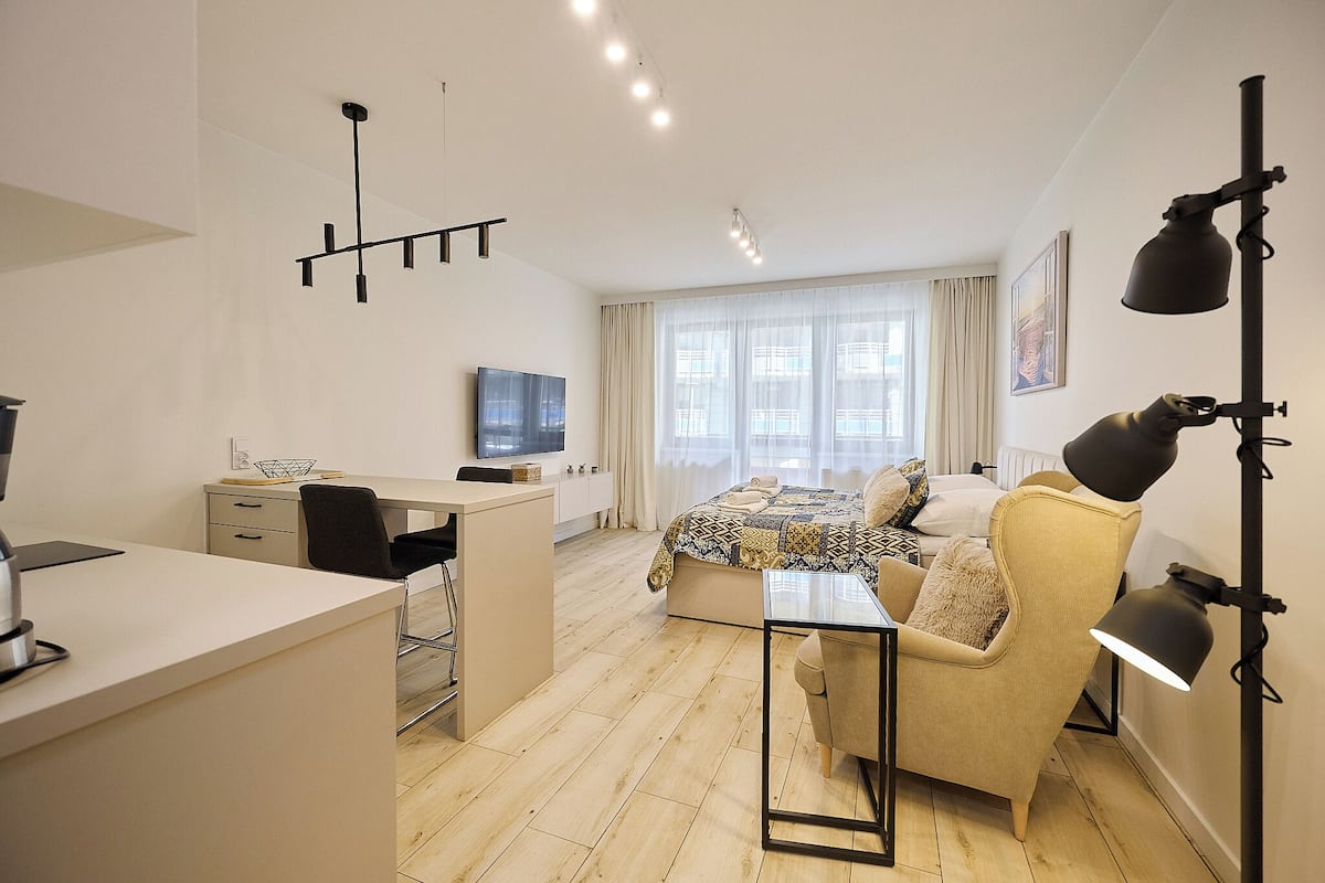 Design Studio Suite, 1 Bedroom | Individually decorated, individually furnished, iron/ironing board