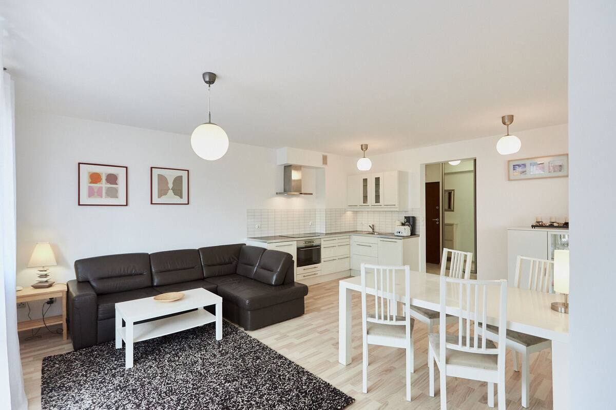 Eine moderne Wohnung mit Wohnzimmer, Essbereich und Küche.
