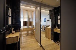 Premium Studio Suite | Iron/ironing board, free WiFi, bed sheets