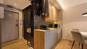 Suite Studio Premium | Cuisine privée | Réfrigérateur, plaque de cuisson, grille-pain