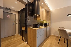 Premium Studio Suite | Private kitchen | Fridge, stovetop, toaster, cookware/dishes/utensils - Apartamenty Swinoujscie - Zdrojowa (Swinoujscie)