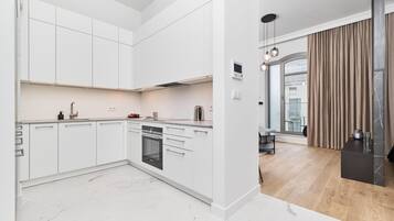 Fridge, oven, stovetop, dishwasher