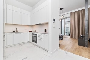 Kühlschrank, Ofen, Herdplatte, Geschirrspüler